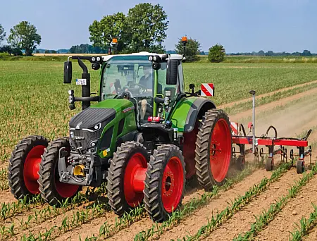 alt_Tractor Seria 600 Vario